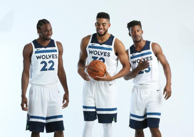 湾湾美女球迷穿老詹球衣看湖人：人生一定要去看一场NBA（台湾美女球迷穿詹姆斯球衣现场看湖人：人生至少要看一次NBA）