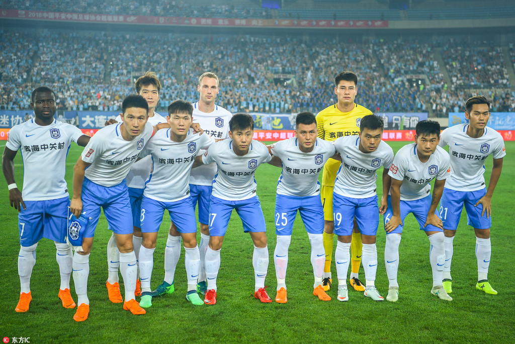 周杰伦场边观战，目睹队友精彩抢断暴扣瞬间（周杰伦坐镇场边，亲眼见证队友抢断后精彩暴扣）