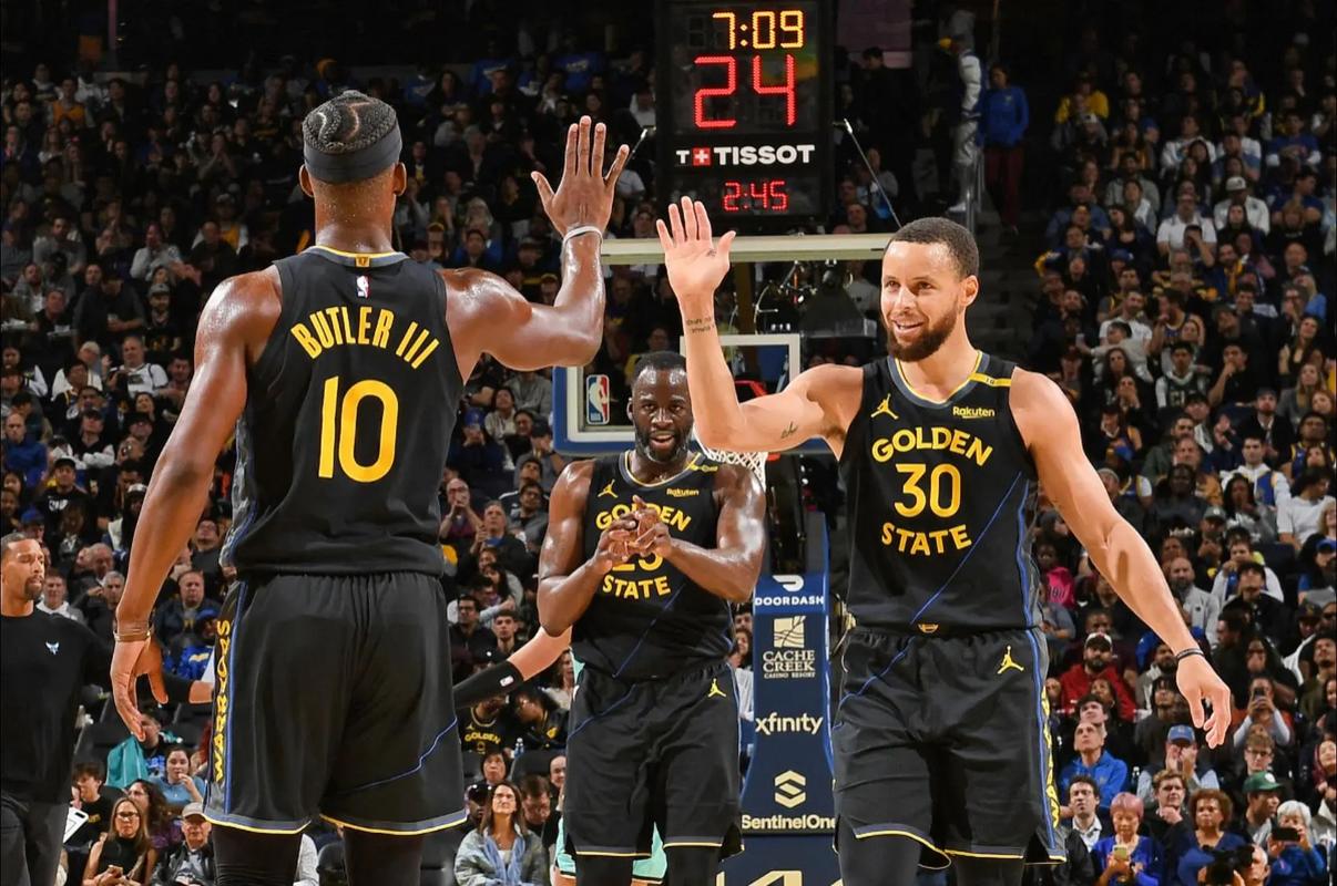 ATP年终总决赛：阿尔卡拉斯2-1逆转，基本锁定出线权，辛纳急了！（ATP年终总决赛：阿尔卡拉斯2-1翻盘，出线几乎锁定，辛纳显得着急）