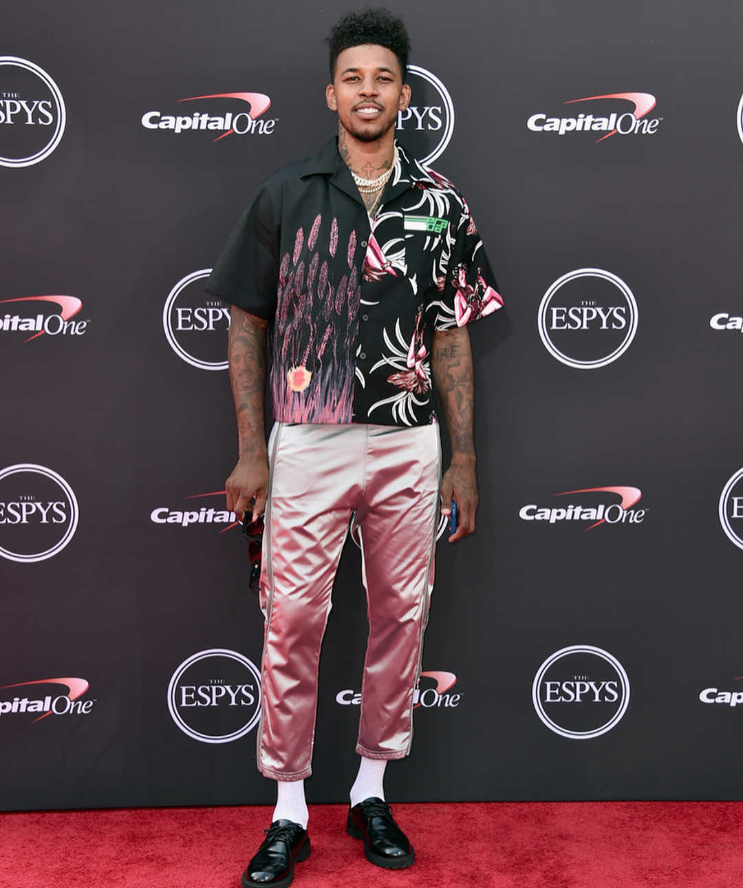 靶心聚力燃少年激情，上海市中小学生展现射击活力（对准靶心点燃青春激情，上海中小学生尽展射击风采）