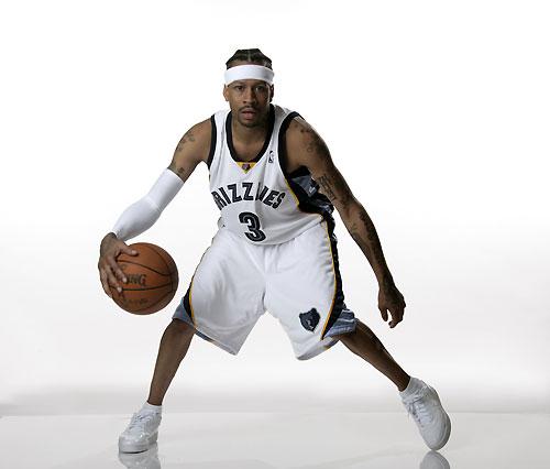 网红“小溥仪”现场观战北京国安比赛，与张稀哲合影留念（“小溥仪”网红现身国安主场观赛，与张稀哲同框留念）